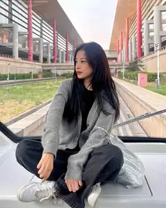 Chi Pu Impresses with Chic Mix-Match Style for Windy Weather: Get Her Fashionable Look!-0