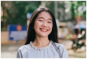 VGU No.193 Discover Youthful Charm: Radiant Smile of a Girl Amidst Fresh Fruit Market | 1000024596-6