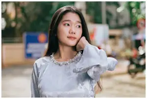 VGU No.193 Discover Youthful Charm: Radiant Smile of a Girl Amidst Fresh Fruit Market | 1000024596-1