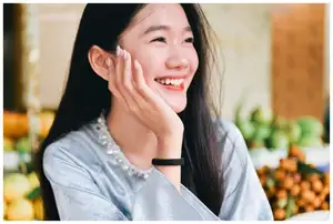 VGU No.193 Discover Youthful Charm: Radiant Smile of a Girl Amidst Fresh Fruit Market | 1000024596-4