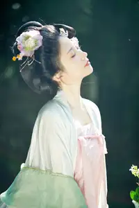 YiTuYu Vol.8521 Tu Ya W: Immerse in the Classical Grace of a Muse in a Fairy-tale Setting-10