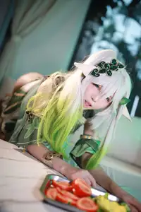 Enchanting Nahida Cosplay by Coser Uesugi Erika: A Divine and Playful Transformation!-1