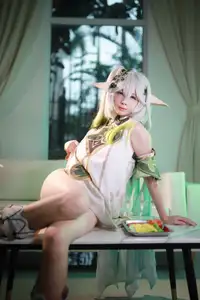 Enchanting Nahida Cosplay by Coser Uesugi Erika: A Divine and Playful Transformation!-5
