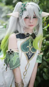 Enchanting Nahida Cosplay by Coser Uesugi Erika: A Divine and Playful Transformation!-7