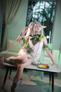 Enchanting Nahida Cosplay by Coser Uesugi Erika: A Divine and Playful Transformation!-11