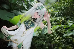 Enchanting Nahida Cosplay by Coser Uesugi Erika: A Divine and Playful Transformation!-10