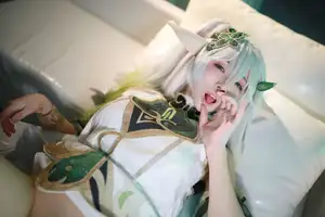 Enchanting Nahida Cosplay by Coser Uesugi Erika: A Divine and Playful Transformation!-4