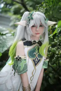 Enchanting Nahida Cosplay by Coser Uesugi Erika: A Divine and Playful Transformation!-2