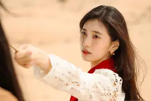 Suzy: Natural Beauty Captivating Hearts, Recalling the Viral West Lake Moment-1