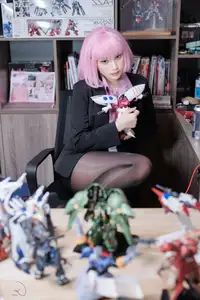 Coser Cien HamanOL: Captivating Pink-Haired Office Lady Cosplay by the City Lights-1