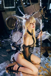 Coser Amazon Catfish: Shining Arknights' Alluring Swimsuit Cosplay-3
