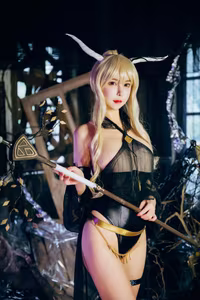 Coser Amazon Catfish: Shining Arknights' Alluring Swimsuit Cosplay-1