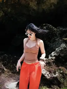 View Van Tiny: Ex-Hot Girl Shines as a Radiant Mermaid on Bali Beach-3