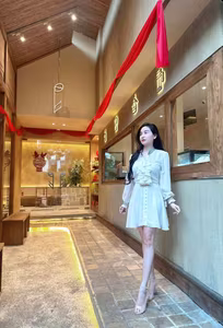 VGU No.15: Discover the Elegant Style of a Charming Woman in a Sophisticated Setting-0