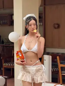 Hot Girl Yuju's Bold Transformation: Korean Muse Dares with Bikini Look-3