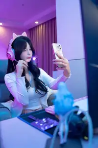 Coser yuuhui: "Accidental" Livestream Part1 | Captivating Gaming Streamer Moment.-16
