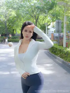 XiuRen No.10595: Captivating Mei Gui Wo Ai Ni's Graceful Beauty in a Relaxing Outdoor Moment-34