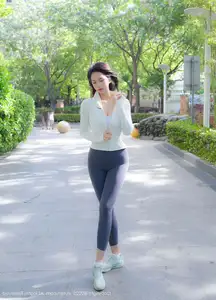 XiuRen No.10595: Captivating Mei Gui Wo Ai Ni's Graceful Beauty in a Relaxing Outdoor Moment-23